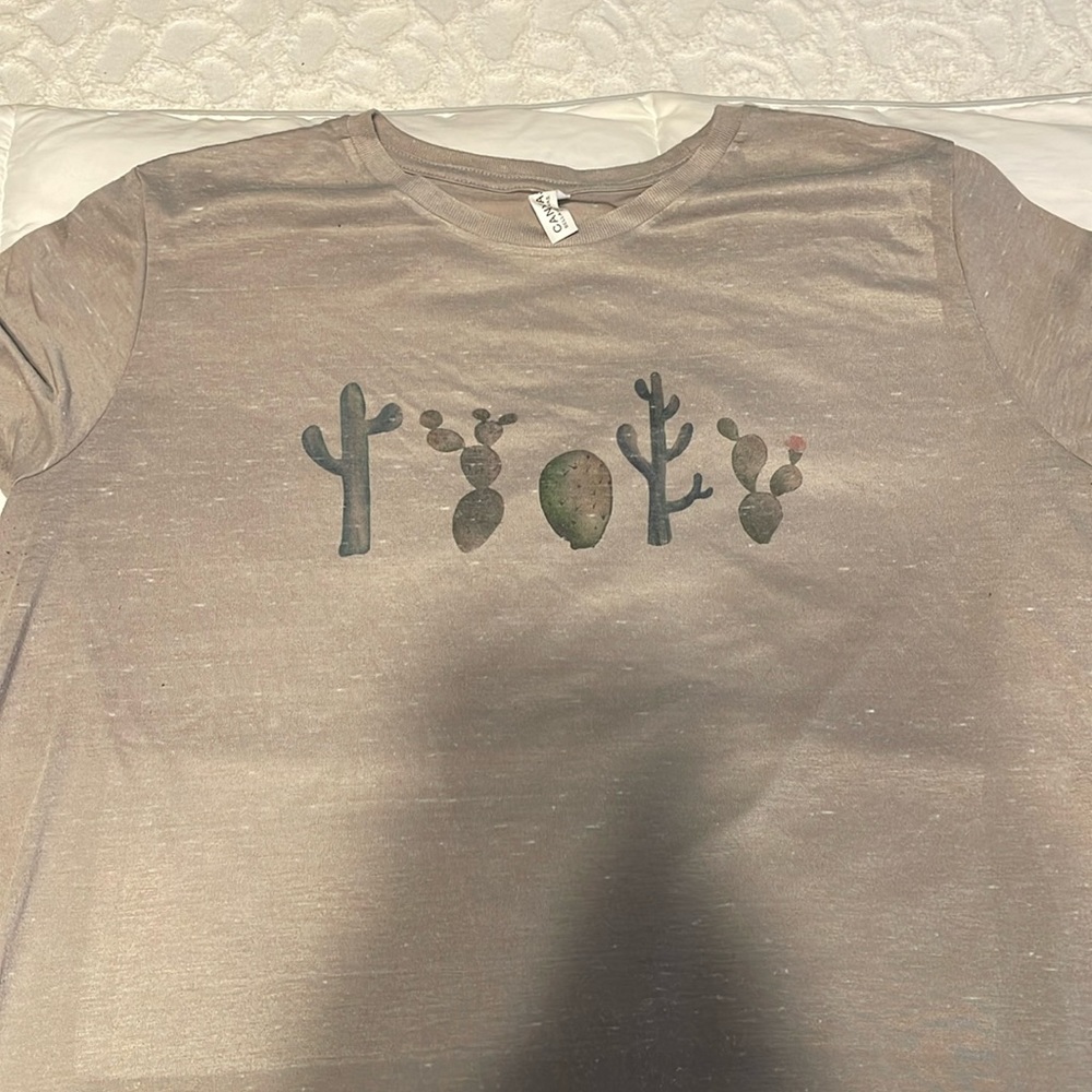 Green/gray cactus tee